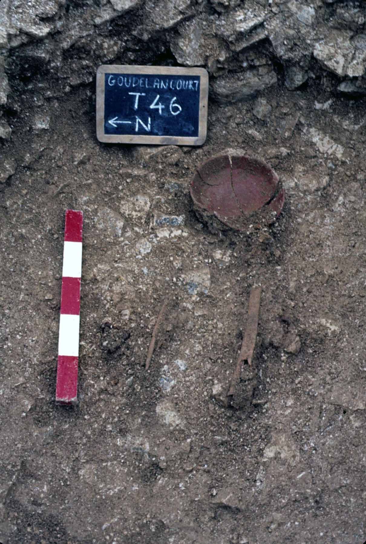 Sépulture T46 en cours de fouille à Goudelancourt, avec un vase en place