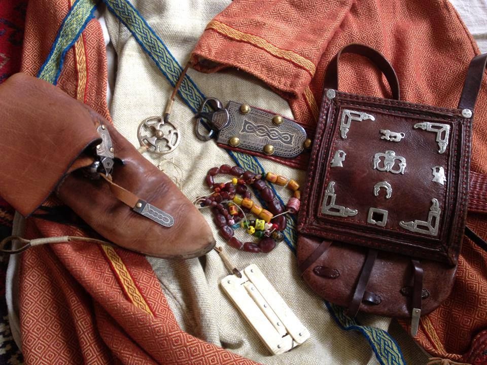 Sacoche en cuir, parures et objets reproduits d'après les découvertes du musée